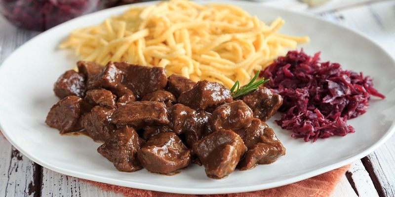 Jednostavan kulinarski trik: Kako mala količina šećera poboljšava izgled i aromu pečenog mesa