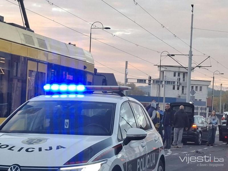 Saobraćajna nesreća u Sokolović Koloniji: Sudar tramvaja i dva vozila, povrijeđena jedna osoba