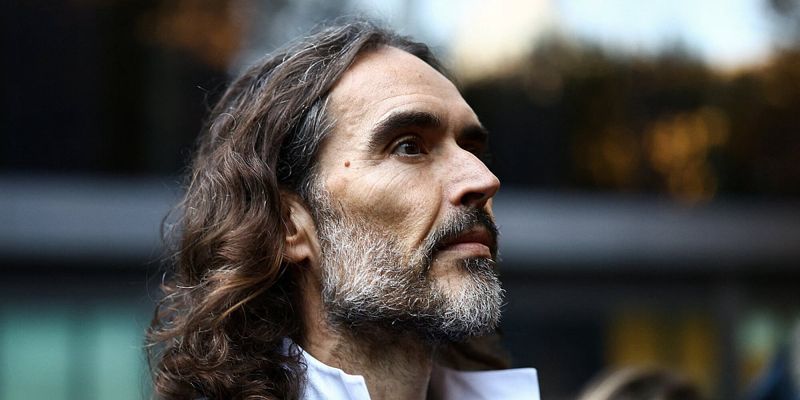 Russell Brand izjavio da mu zbog optužbi nije bilo dozvoljeno prisustvo uz operisanog sina