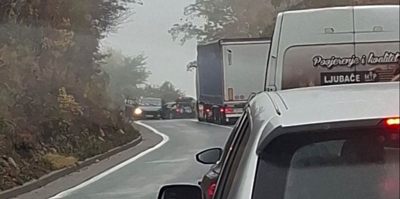 Saobraćajna nesreća kod Kladnja: Dvije osobe povrijeđene u sudaru