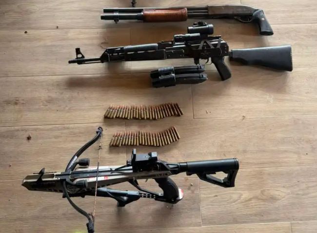 Hapšenje u Laktašima zbog pucnjave i prijetnji: Policija zaplijenila oružje i drogu