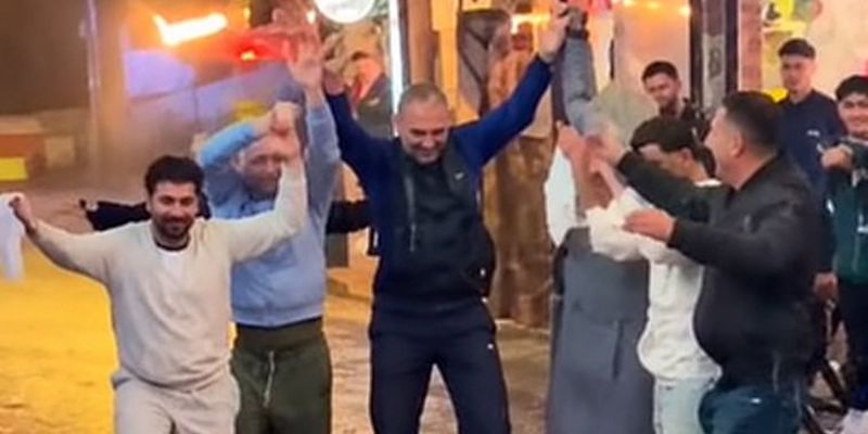 Veselje uprkos nevremenu: Grupa muškaraca zaigrala tradicionalno kolo u poplavljenoj istanbulskoj ulici