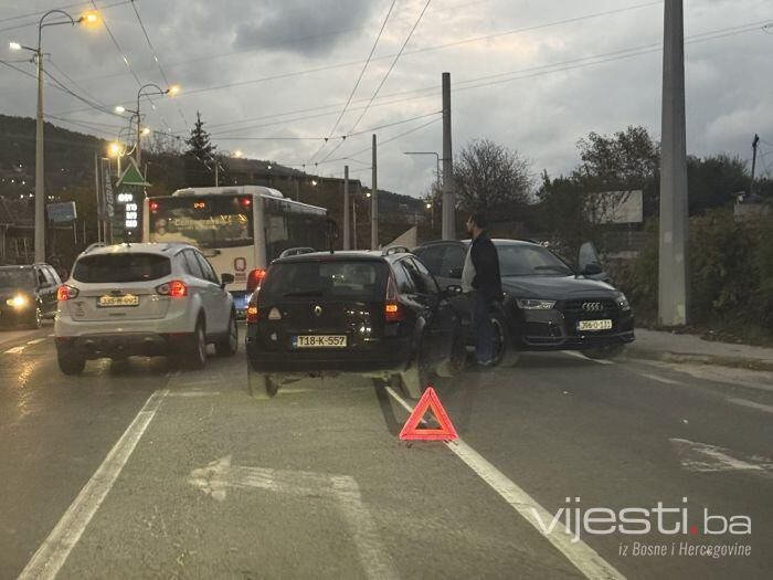 Saobraćajna nesreća na izlazu iz Vogošće: Sudarila se dva automobila