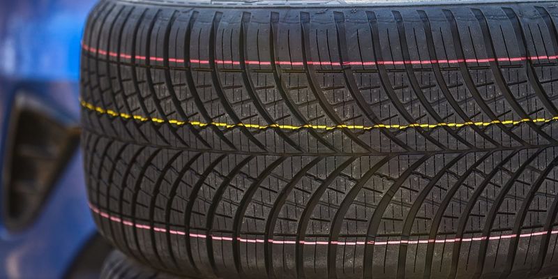 Čemu služe obojene linije na gaznom sloju novih automobilskih guma