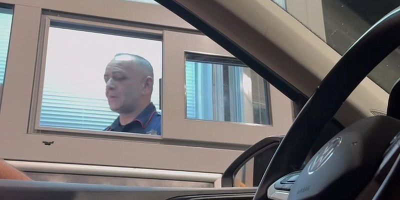 Raspoloženi crnogorski policajac postao hit na mrežama: Pjevao hit Ane Nikolić tokom kontrole pasoša