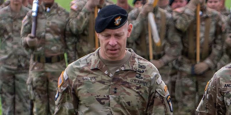 Nova smjena u Pentagonu: Odlazak ključnog stratega uoči mogućih vojnih poteza prema Iranu
