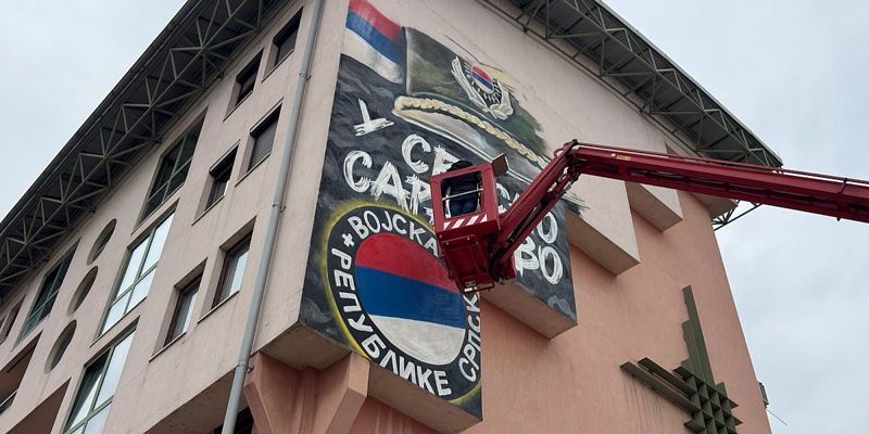 U Istočnom Sarajevu oslikava se mural posvećen Ratku Mladiću sa prikazom generalske kape