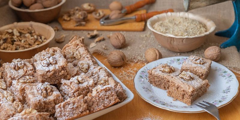 Jednostavan recept za sočni desert s orasima i jogurtom