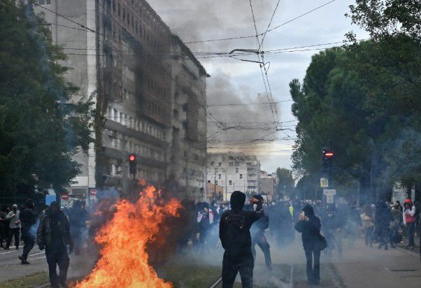 Masovni protesti i sukobi s policijom širom Francuske: Desetine privedenih i povrijeđenih