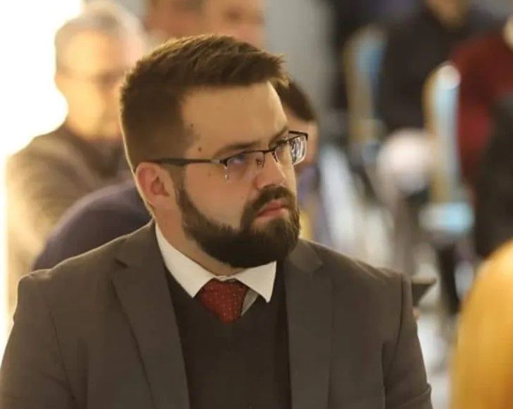 Udruženja žrtava osudila smjenu Faruka Đozića u Srebrenici i pozvala advokate na pro bono podršku