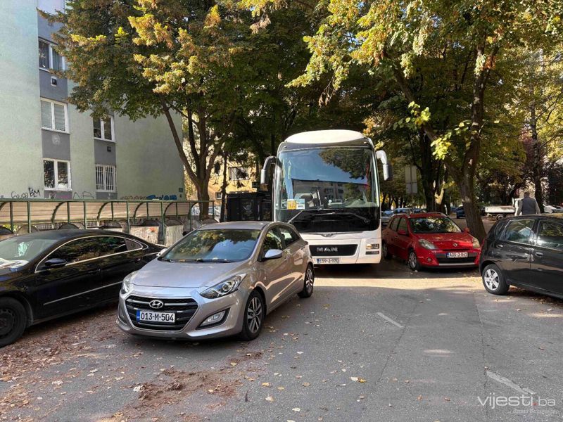 Nepropisno parkirano vozilo blokiralo autobus i izazvalo saobraćajni kolaps na Grbavici