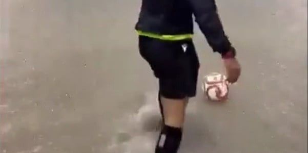 Nevjerovatne scene iz Španije: Sudija u vodi do koljena provjeravao uslove za igru