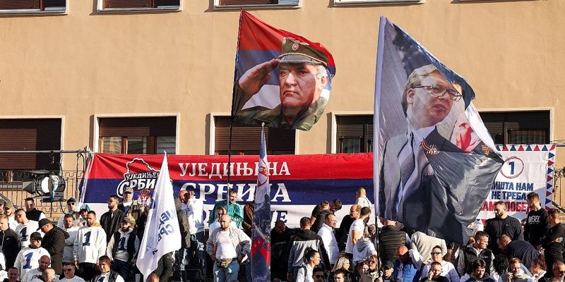 Zastave sa likom osuđenog ratnog zločinca Ratka Mladića viđene na političkom skupu u Novom Sadu