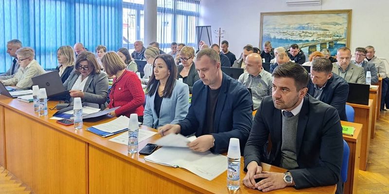 Brojne inicijative vijećnika u Sanskom Mostu: Zahtjevi za unapređenje saobraćajne sigurnosti, zdravstvene zaštite i komunalne infrastrukture