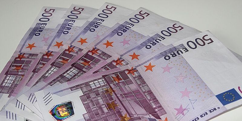 Pad vrijednosti eura pod uticajem političke nestabilnosti u Francuskoj i rasta cijena energenata