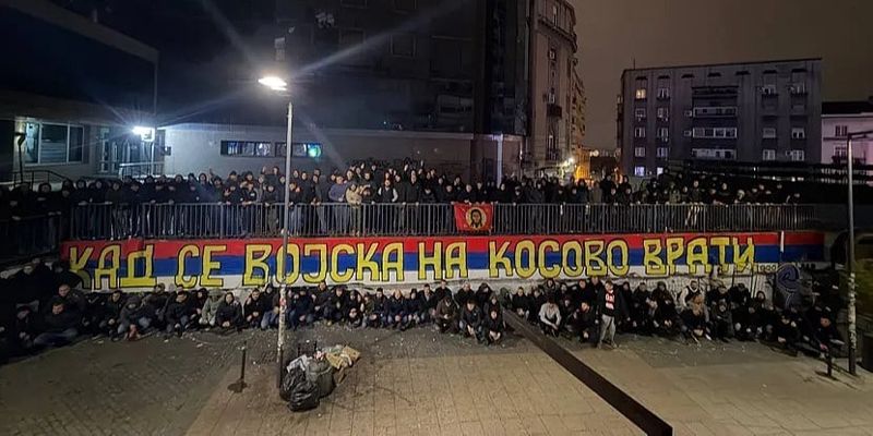 Navijači Crvene zvezde ponovo ispisali grafit o vojsci i Kosovu u centru Beograda
