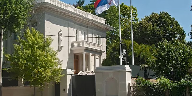 Državni zvaničnici pred iseljenjem: Vučić, Brnabić i Nikolić morat će napustiti rezidencije na Dedinju