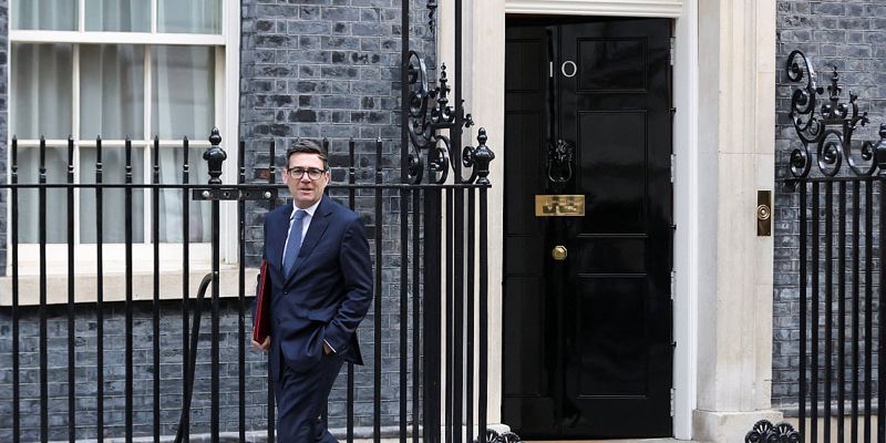 Britanski premijer Andy Burnham i mačak Larry snimljeni pri odlasku na sjednicu parlamenta
