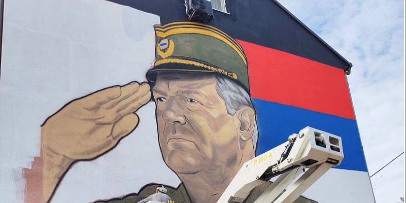 Mural posvećen osuđenom ratnom zločincu Ratku Mladiću osvanuo na zgradi u Bijeljini