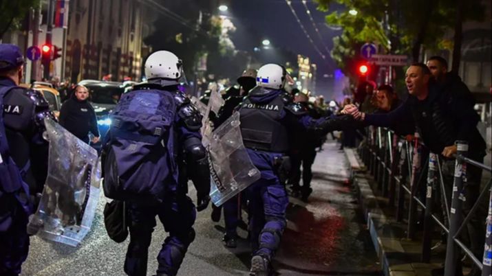 Fotografija koja je obilježila izbore u Srbiji: Neobičan susret policajca i građanina u Beogradu