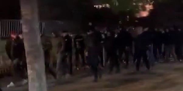 Napeta atmosfera u centru Beograda: Grupe muškaraca u crnom i jake policijske snage oko ključnih institucija