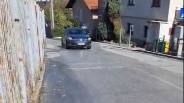 Dok nadležni apeluju na štednju, u naselju Kobilja Glava voda danima nekontrolisano teče ulicom