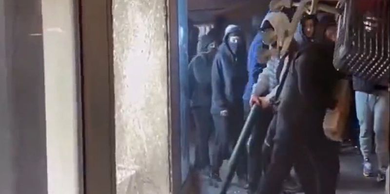 Snimak neuspjelog napada na izlog postao viralan: Huligani nisu uspjeli razbiti staklo, uslijedile rasprave o reklami