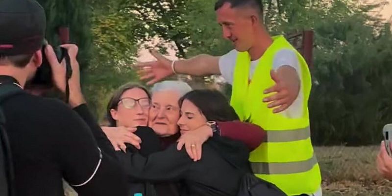 Starija žena u Srbiji privukla pažnju podrškom studentima: Poručila im da je potraže nakon pobjede