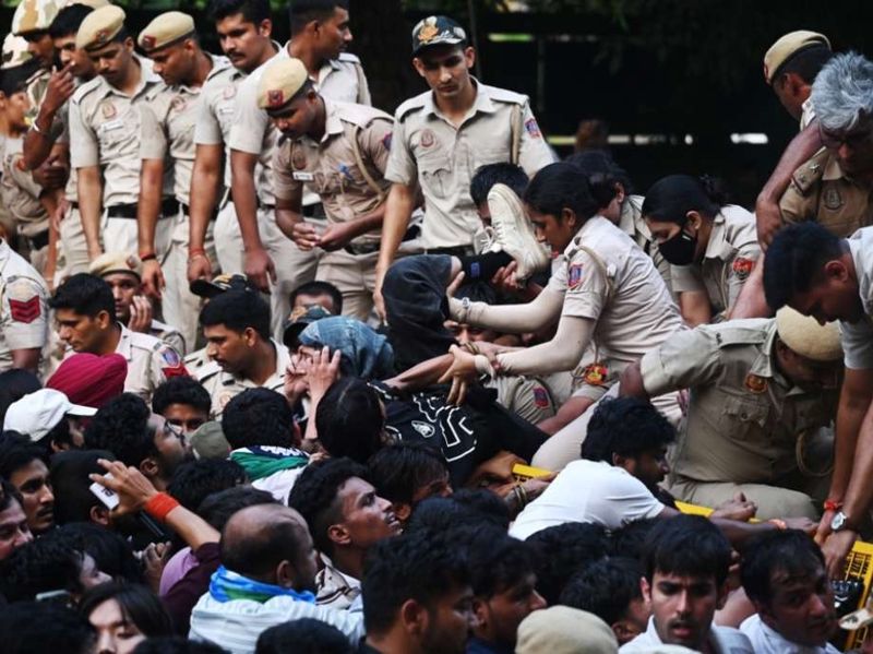 Međunarodna novinarska federacija oštro osudila masovna privođenja novinara na demonstracijama u Indiji