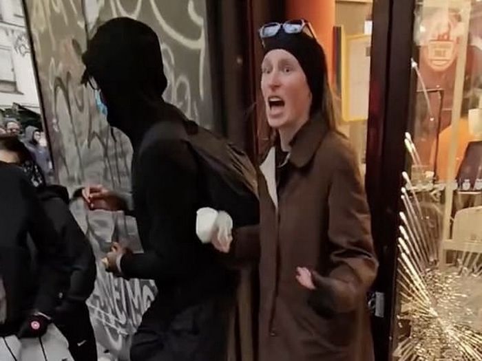 Dramatični prizori s protesta u Francuskoj: Žena bezuspješno molila izgrednike da ne pljačkaju trgovinu