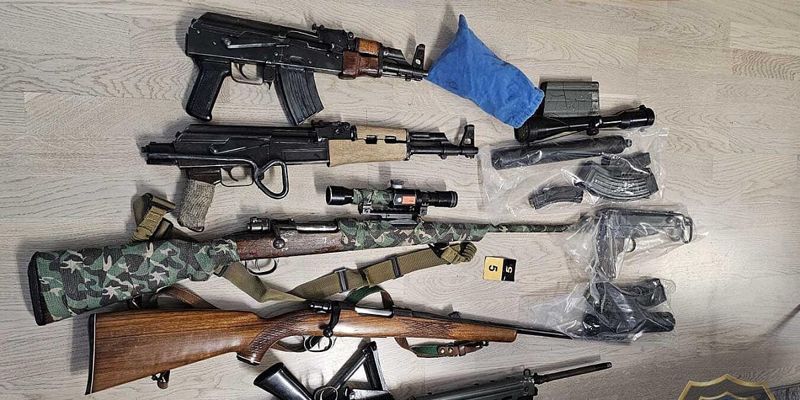 Akcija FUP-a „Jezero“ u Sarajevu: Uhapšena dvojica osumnjičenih, zaplijenjeni velika količina narkotika i arsenal oružja