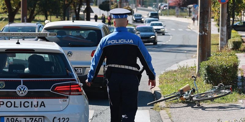 Saobraćajna nesreća na Dobrinji: U sudaru automobila i motocikla povrijeđena jedna osoba