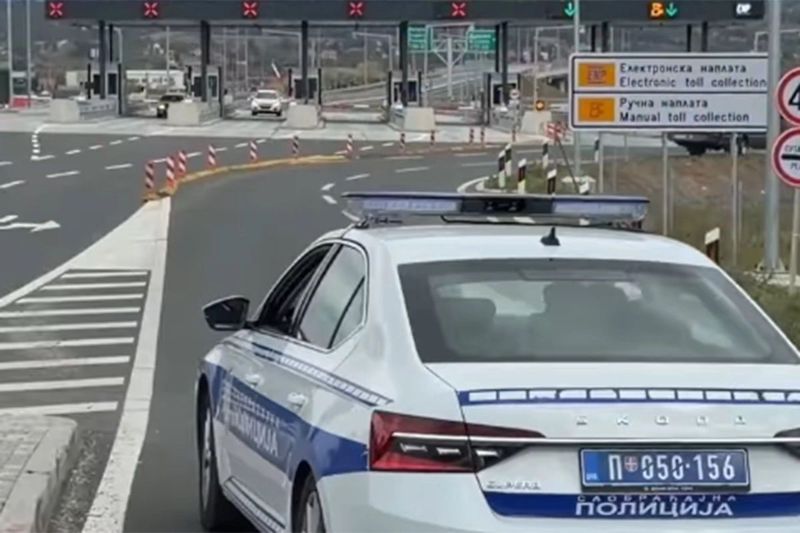 Filmska potjera na autoputu kod Čačka: Vozio u suprotnom smjeru i probio naplatnu rampu