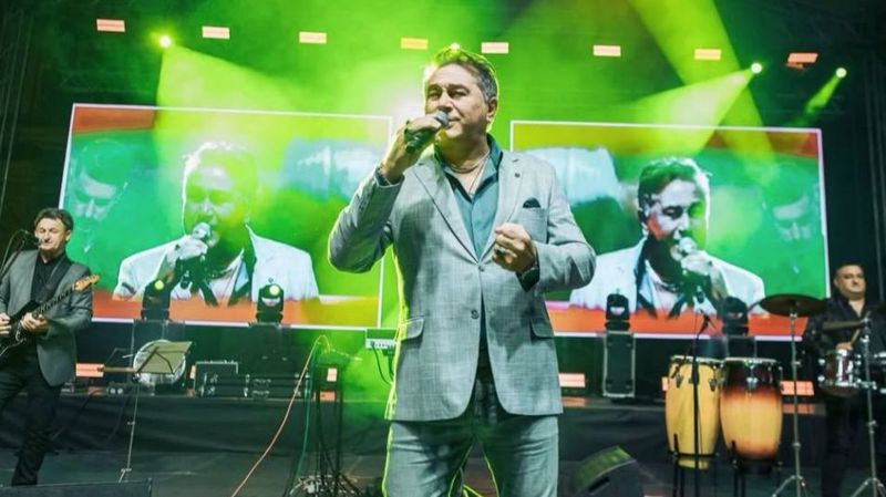 Halid Muslimović ponovo u beogradskoj Plavoj dvorani: Velikim nastupom slavi 45 godina karijere