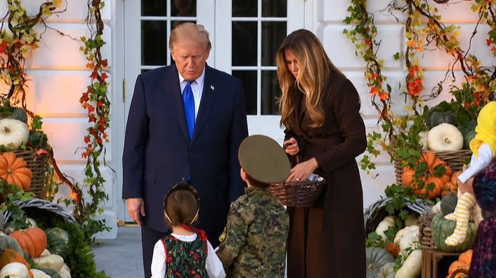 Donald i Melanija Tramp ugostili mališane u Bijeloj kući povodom Noći vještica