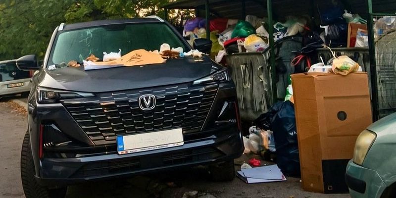 Nezadovoljni građani u Sarajevu zatrpali smećem nepropisno parkiran automobil
