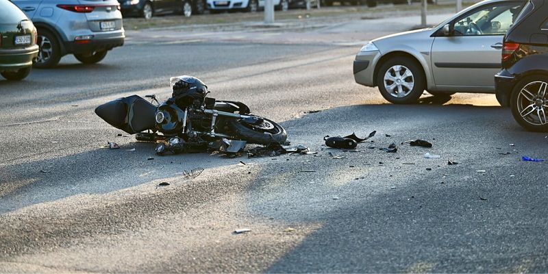 Saobraćajna nesreća na Alipašinom Polju: Kombi oborio motociklistu, saobraćaj usporen