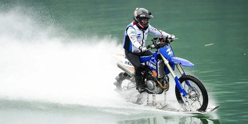 Kinez postavio Guinnessov rekord prešavši 40 kilometara preko rijeke na prepravljenom motociklu