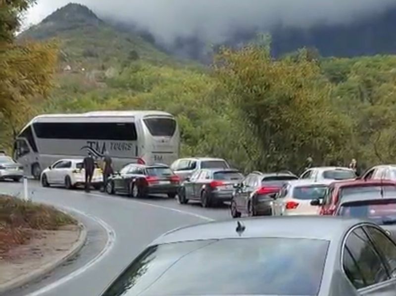 Saobraćajni kolaps na Bradini: Kilometarske kolone nakon nesreće, saobraćaj se odvija otežano