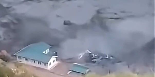 Razorne bujične poplave u Nepalu odnijele desetine kuća i mostove, u toku potraga za nestalima