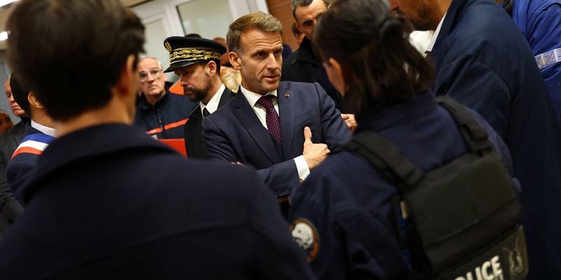 Napad u blizini Pariza pod istragom za terorizam i rasizam: Macron osudio nasilje, načelnik sumnja na islamofobiju