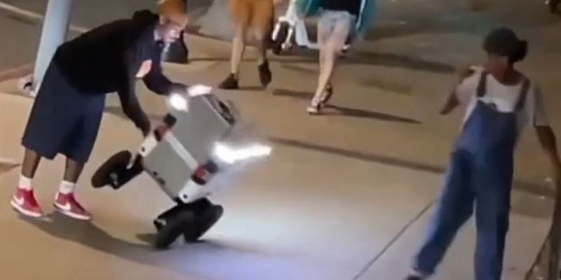 Vandalizam, incidenti i peticije: Roboti za dostavu suočavaju se sa sve većim otporom na američkim ulicama