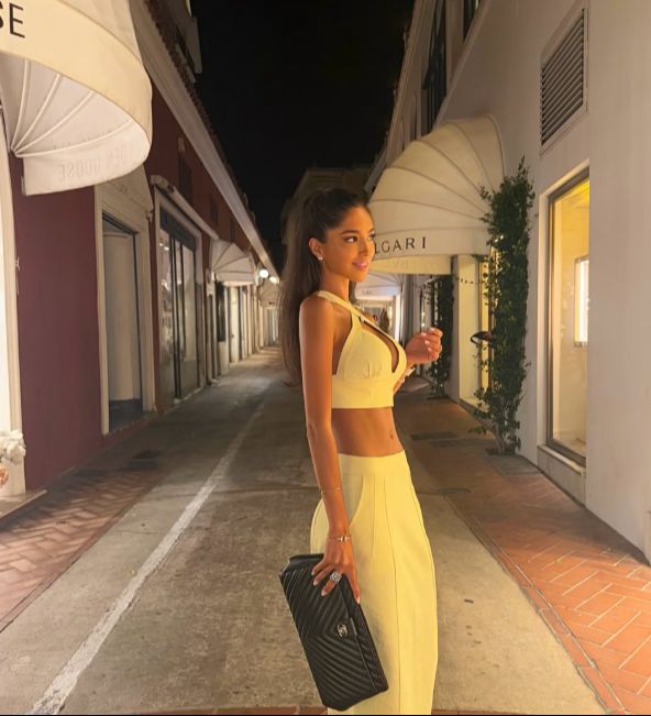Đina Džinović na ljetovanju s majkom i očuhom: Odmor na luksuznoj jahti i upečatljivo modno izdanje