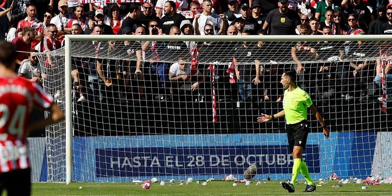 Nesvakidašnji protest navijača u Madridu: Utakmica prekinuta zbog papirnatih aviona i loptica