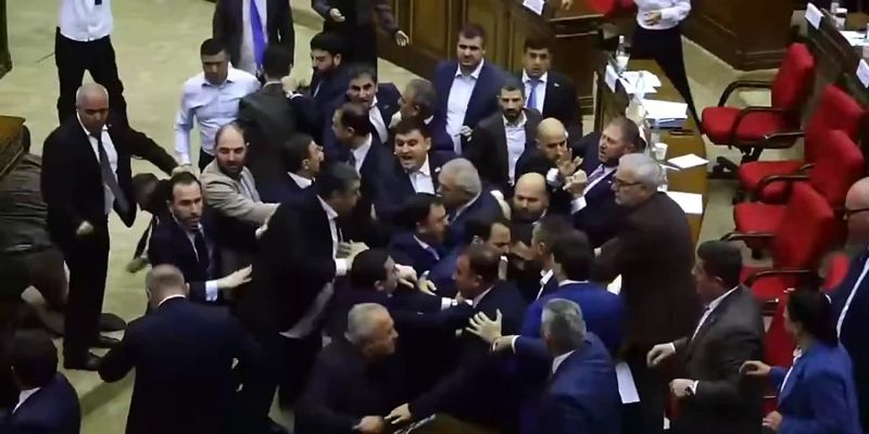 Fizički sukob u parlamentu Armenije: Zastupnici se potukli u sali i hodnicima