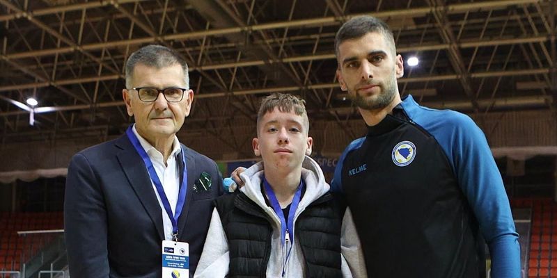 Dirljiv gest uoči meča: Reprezentativci BiH uručili potpisani dres porodici Nihada Kukana
