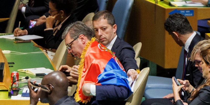 Vučić napušta funkciju uz zastavu Srbije iz Ujedinjenih nacija