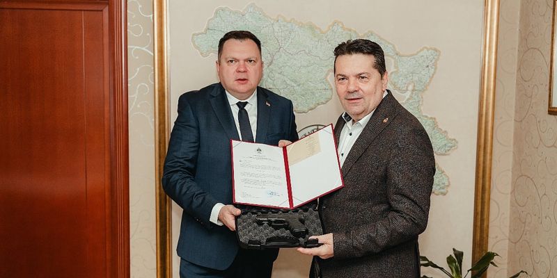 Nenad Stevandić na poklon dobio pištolj Glock 19, ali ga zbog zakonskih propisa ne može zadržati