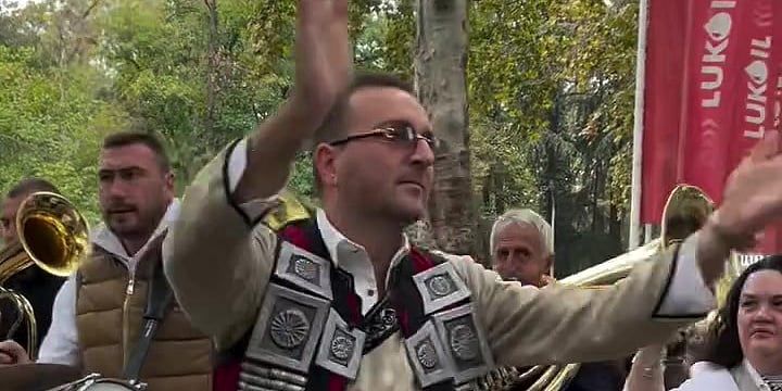 Nesvakidašnji izlazak na birališta u Beogradu: Aktivisti uz zvuke trubača i kolo krenuli na glasanje
