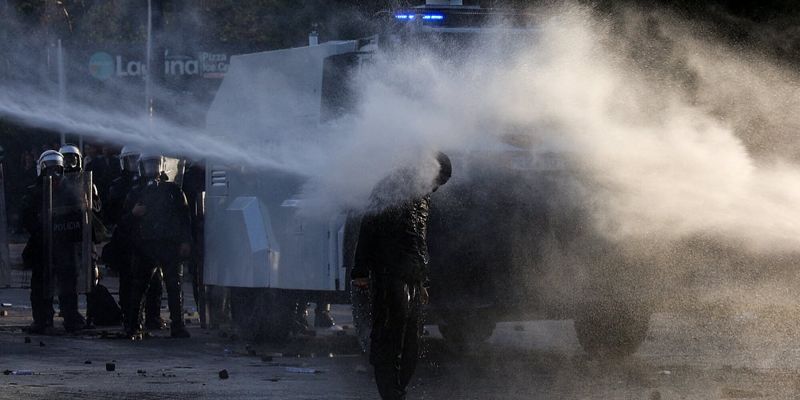 Nastavljeni nemiri u Tirani: Sukobi demonstranata i policije uz upotrebu suzavca i vodenih topova